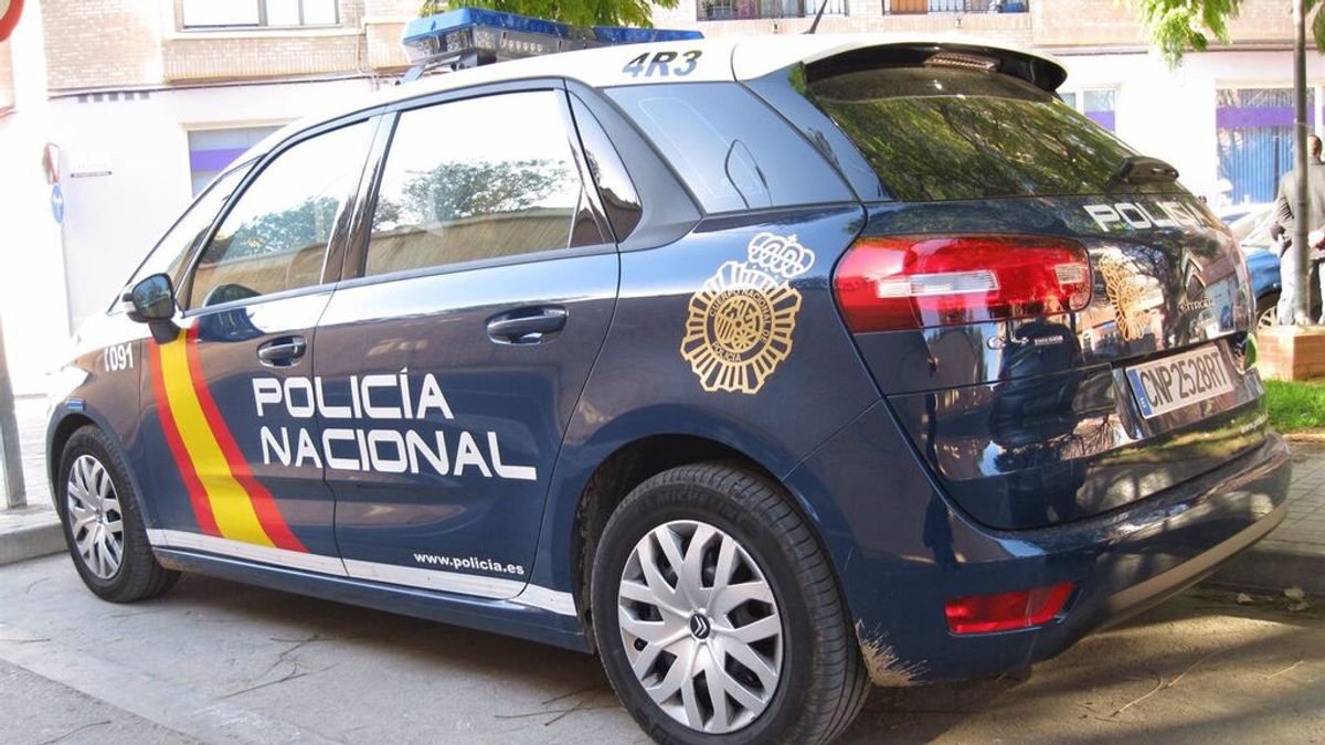 Detienen a un joven por fotografiar a mujeres por debajo de la falda en un centro comercial de Palma Detienen a un joven por fotografiar a mujeres por debajo de la falda en un centro comercial de Palma
