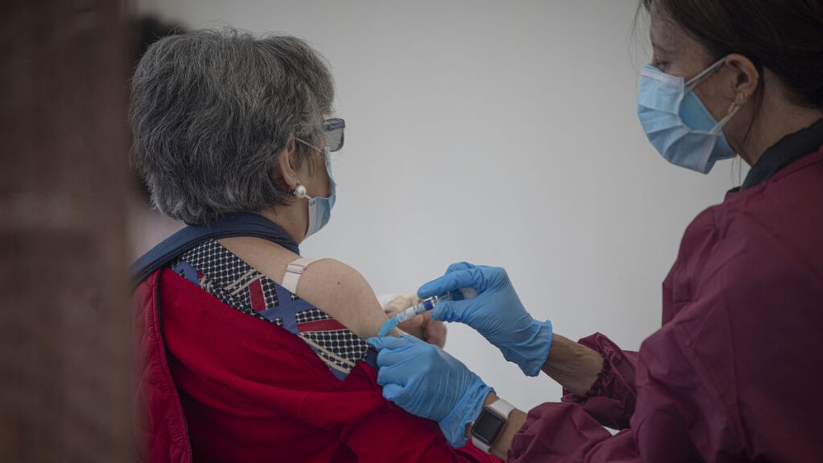 Vacunarse de la gripe reduce la probabilidad de ingresar en UCI por Covid, según un estudio Vacunarse de la gripe reduce la probabilidad de ingresar en UCI por Covid, según un estudio