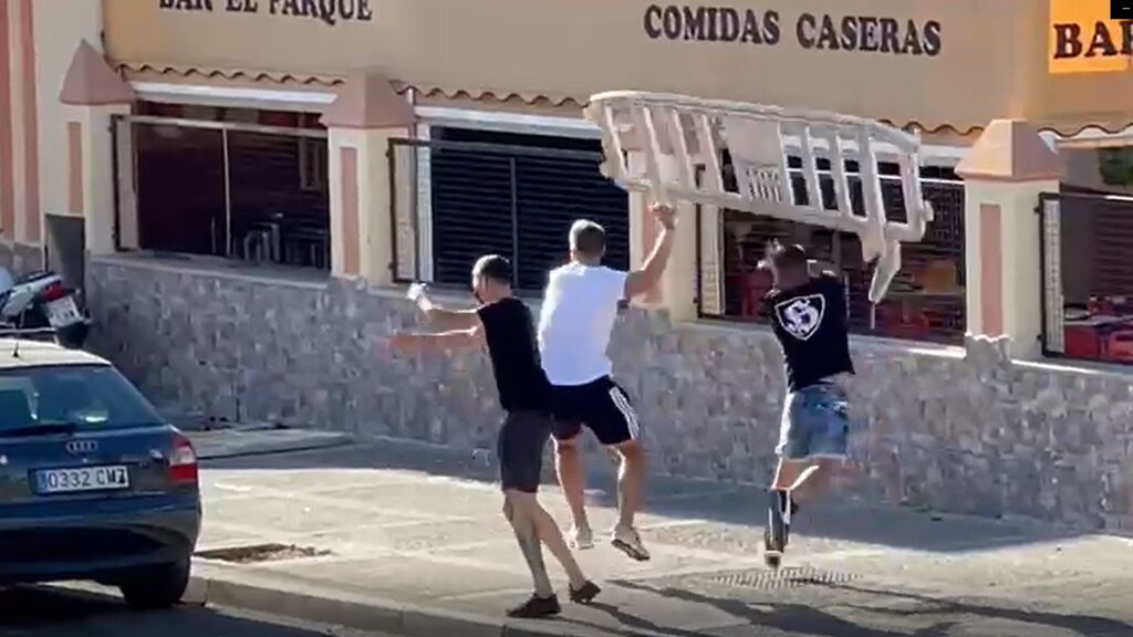 Aficionados del San Fernando y el Xerez se pelean y se lanzan objetos en plena calle