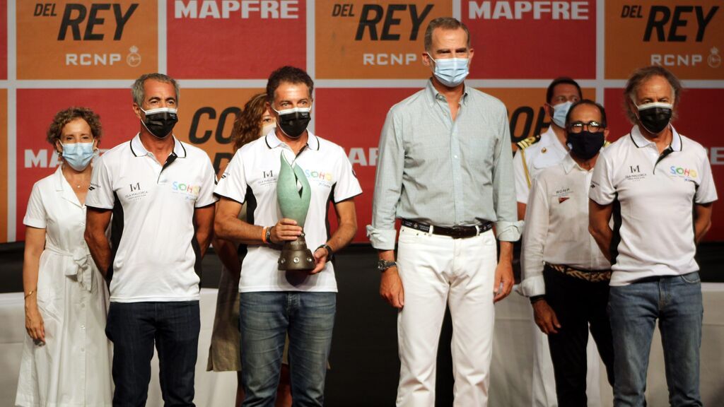 Felipe VI posa con los ganadores de la Copa del rey MAPFRE de vela