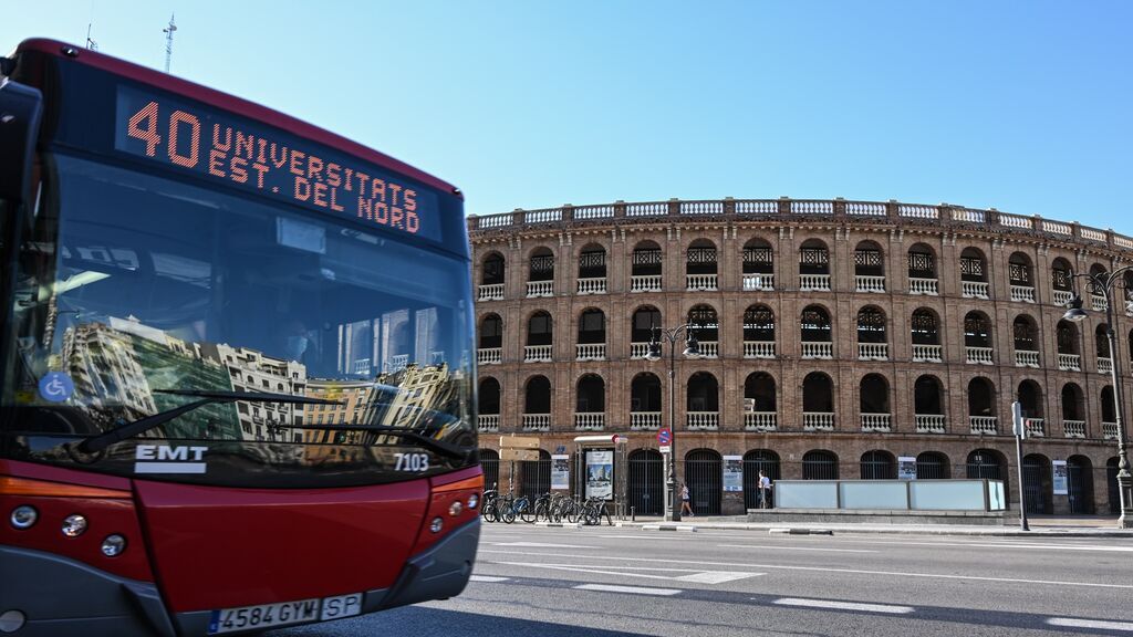 La queja de una chica a la que no la hayan dejado subir a un autobús en Valencia por llevar un top: "No voy enseñando nada"