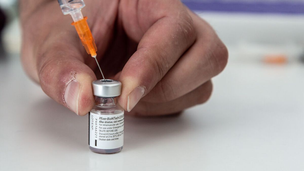 Siete de cada 10 dosis inoculadas en España son de Pfizer, el objetivo de vacunación depende de sus envíos Siete de cada 10 dosis inoculadas en España son de Pfizer, el objetivo de vacunación depende de sus envíos