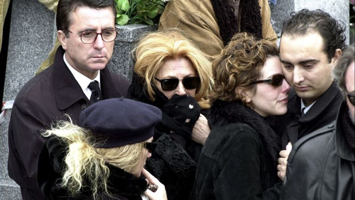 El último adiós y más desgarrador de Pedro Carrasco: su funeral estuvo marcado por el 'Vuelve, Pedro' de Raquel Mosquera y la aparición de Rocío Jurado.