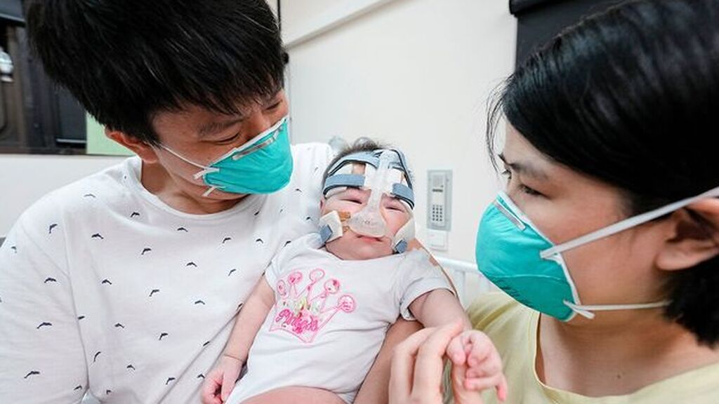 Dan de alta a la bebé prematura más pequeña del mundo