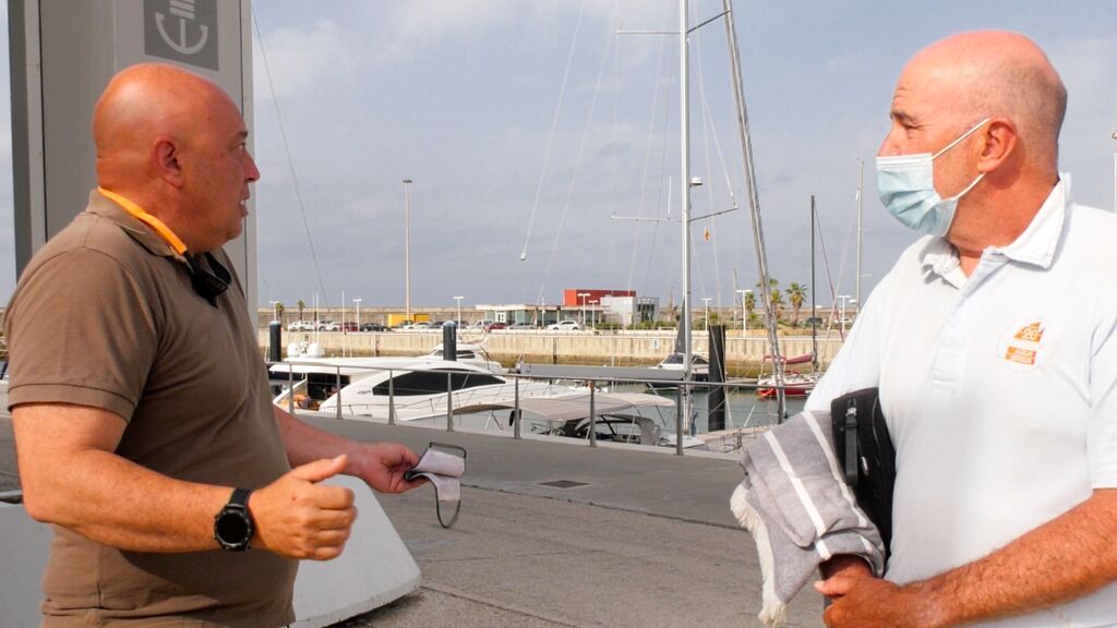 Dos navegantes conversan en el puerto de Barbate