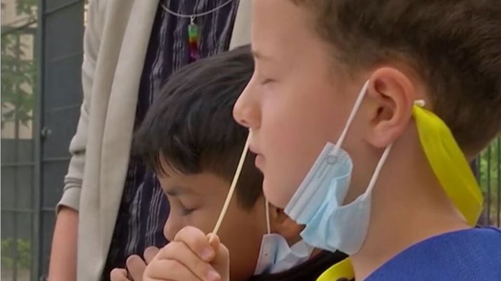 Los niños de un cole de Berlín aprender a hacerse el test de antígeno contra el covid