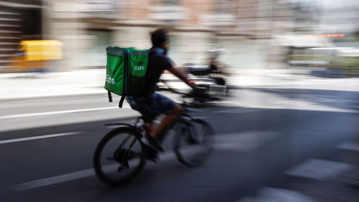 Un 'rider' de la empresa 'Uber Eats' Un 'rider' de la empresa 'Uber Eats'