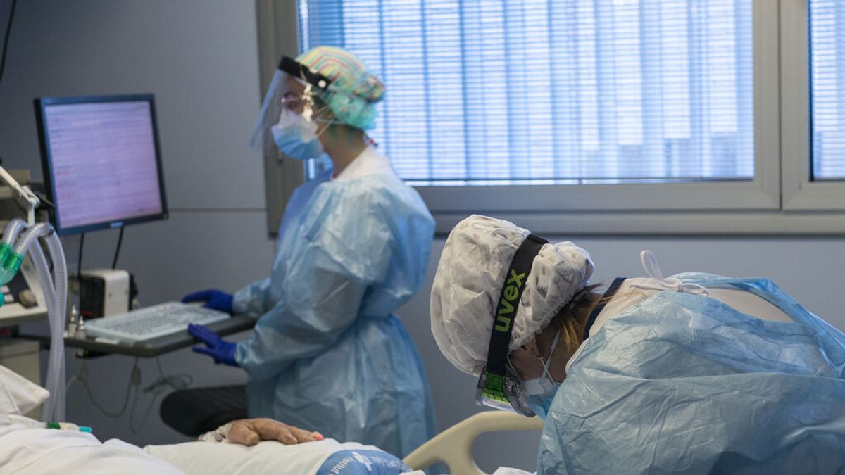 Los ingresados por covid en UCI descienden por primera vez desde inicios de julio Los ingresados por covid en UCI descienden por primera vez desde inicios de julio
