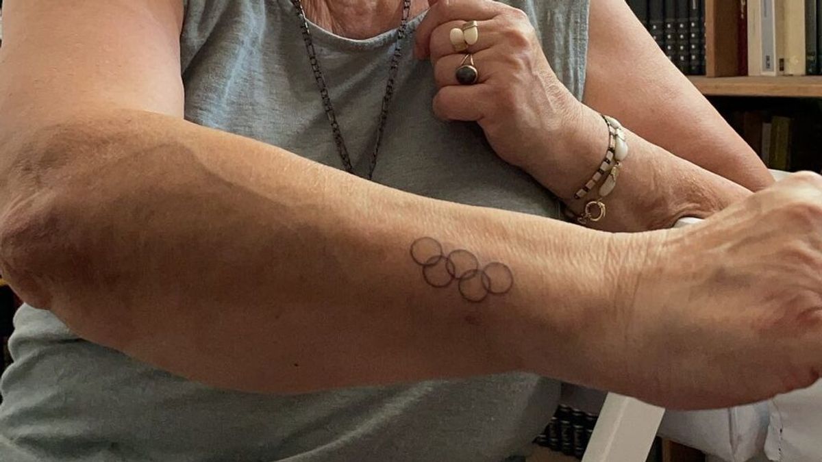 La abuela de Alberto Ginés, oro olímpico en estos Juegos, se tatúa los aros olímpicos en honor a su nieto
