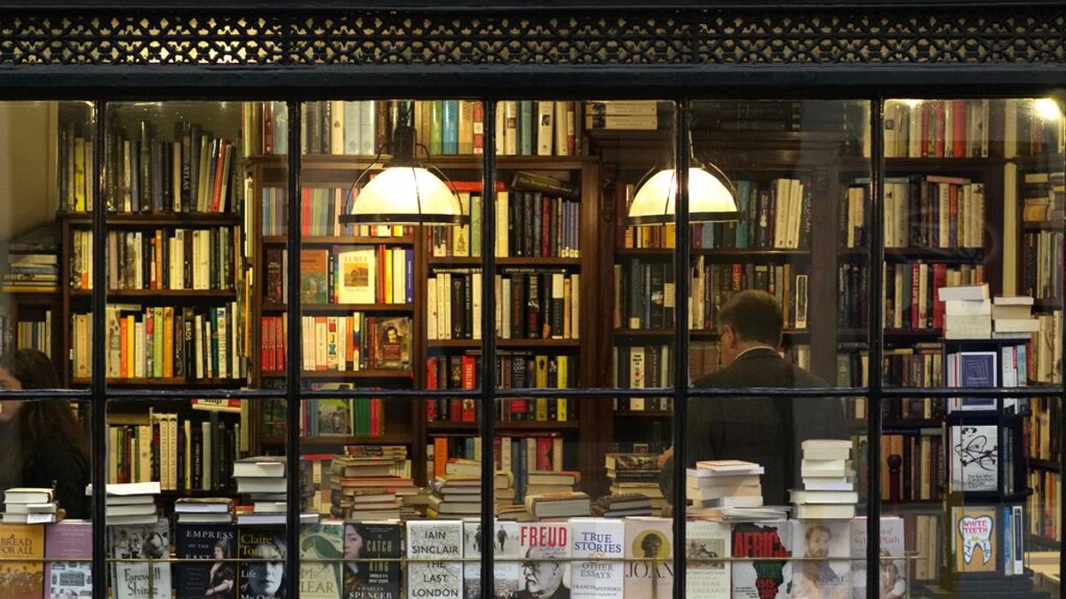 Vuelve el ladrón de libros: "No hay romanticismo, busca volúmenes caros y precintados para revenderlos" Vuelve el ladrón de libros: "No hay romanticismo, busca volúmenes caros y precintados para revenderlos"