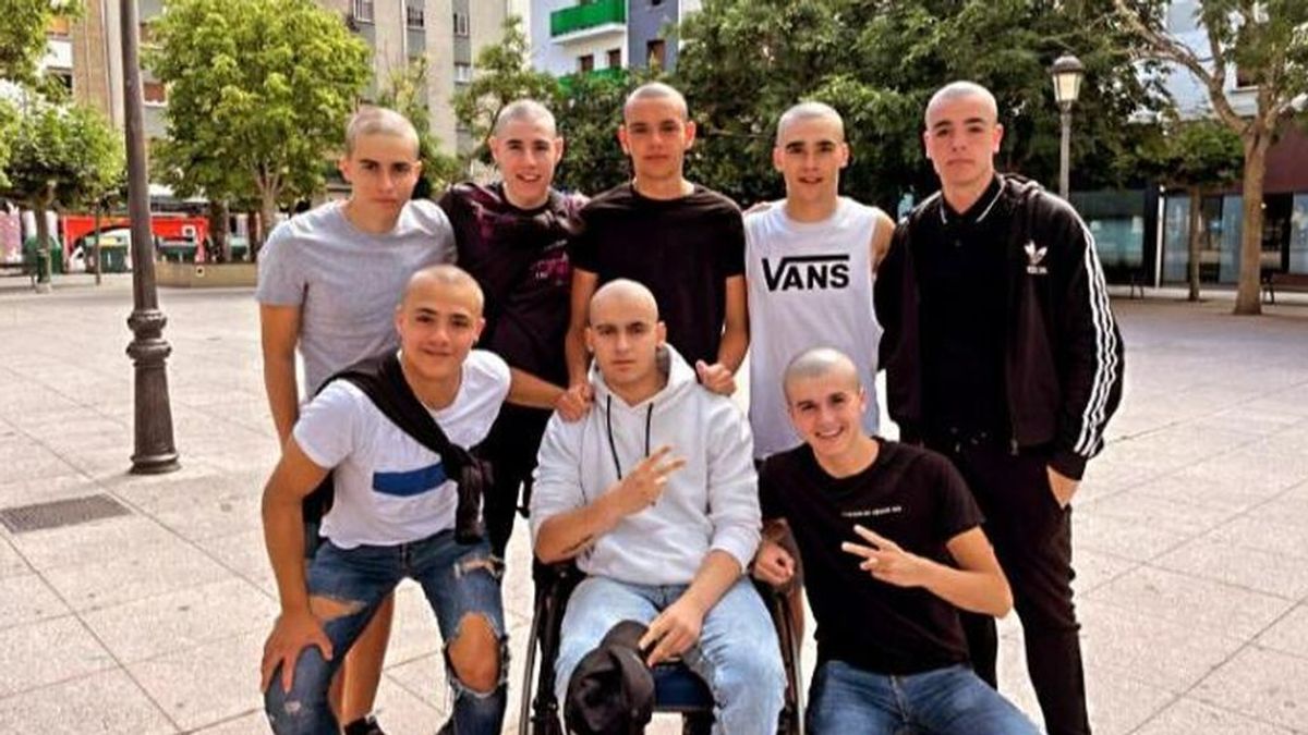 Grupo de amigos rapados por el cáncer de Alai Moreno Grupo de amigos rapados por el cáncer de Alai Moreno