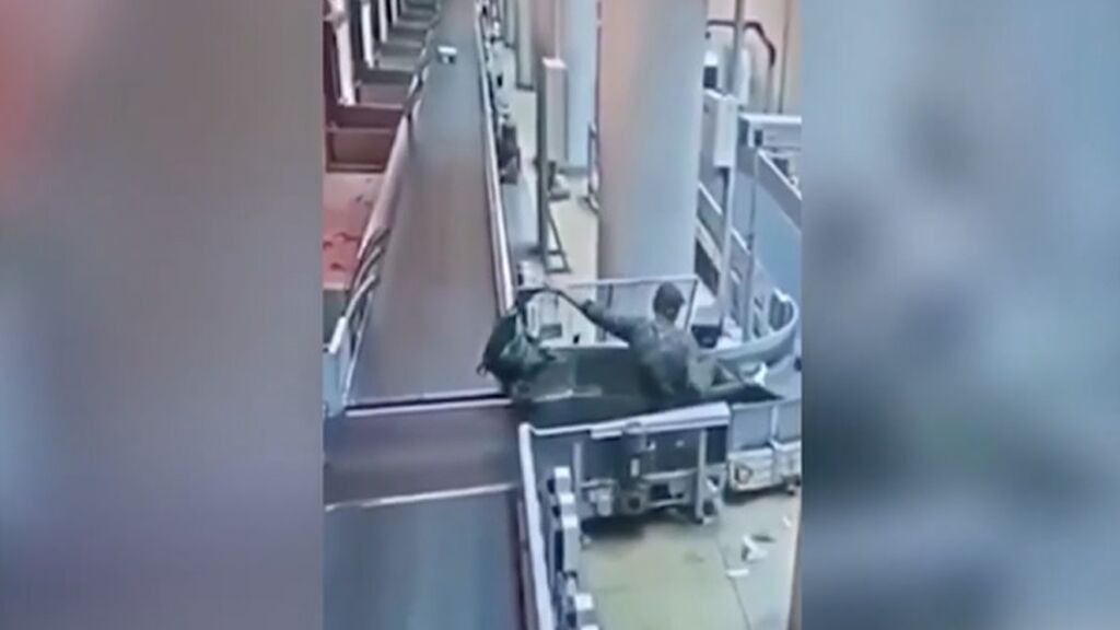 Un pasajero ebrio se cuela en la cinta transportadora del equipaje en un aeropuerto de Moscú, Rusia