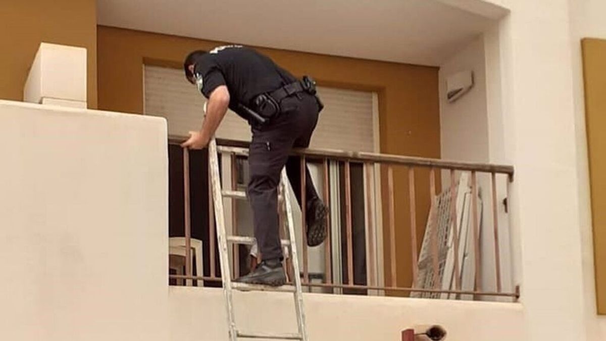Una niña de 3 años rescatada por la Policía Local de Vera cuando se encontraba sola en casa Una niña de 3 años rescatada por la Policía Local de Vera cuando se encontraba sola en casa