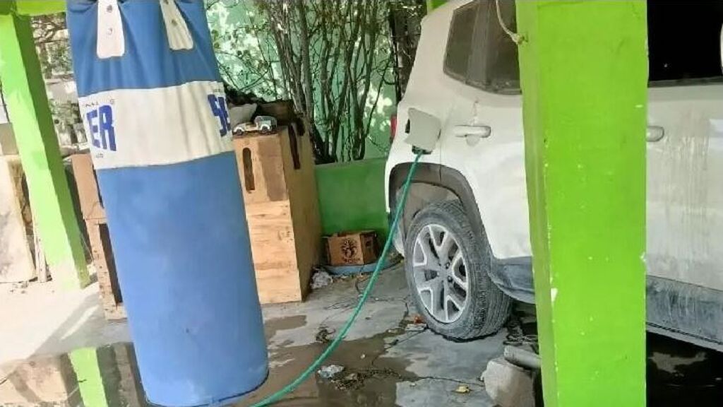 Una mujer maltratada se venga de su ex llenándole de agua el depósito de gasolina de su coche