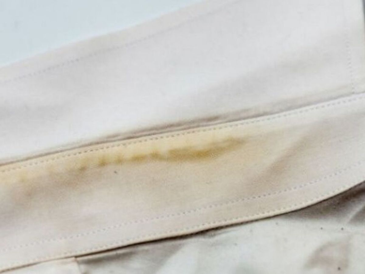 La mejor forma de quitar manchas de sudor en la ropa blanca