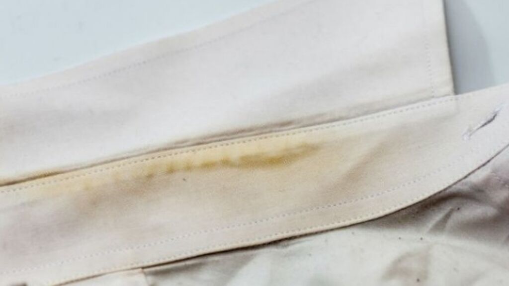 Cómo quitar las manchas de sudor de la ropa blanca sin dejar rastro: del bicarbonato al limón y el agua oxigenada.