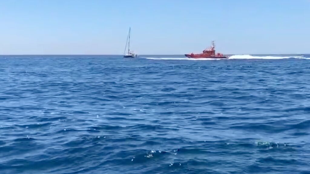 Salvamento Marítimo ayuda en velero en una interacción con orcas