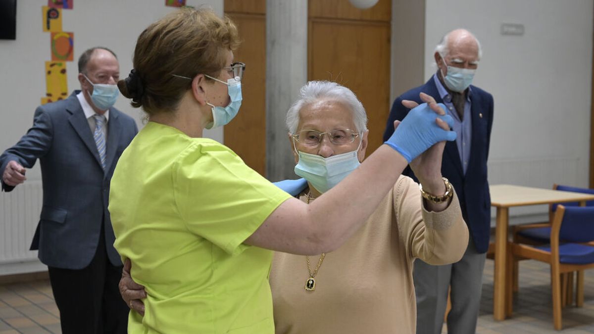 Sanidad pide valorar el cambio de puesto a trabajadores de residencias sin vacunar Sanidad pide valorar el cambio de puesto a trabajadores de residencias sin vacunar