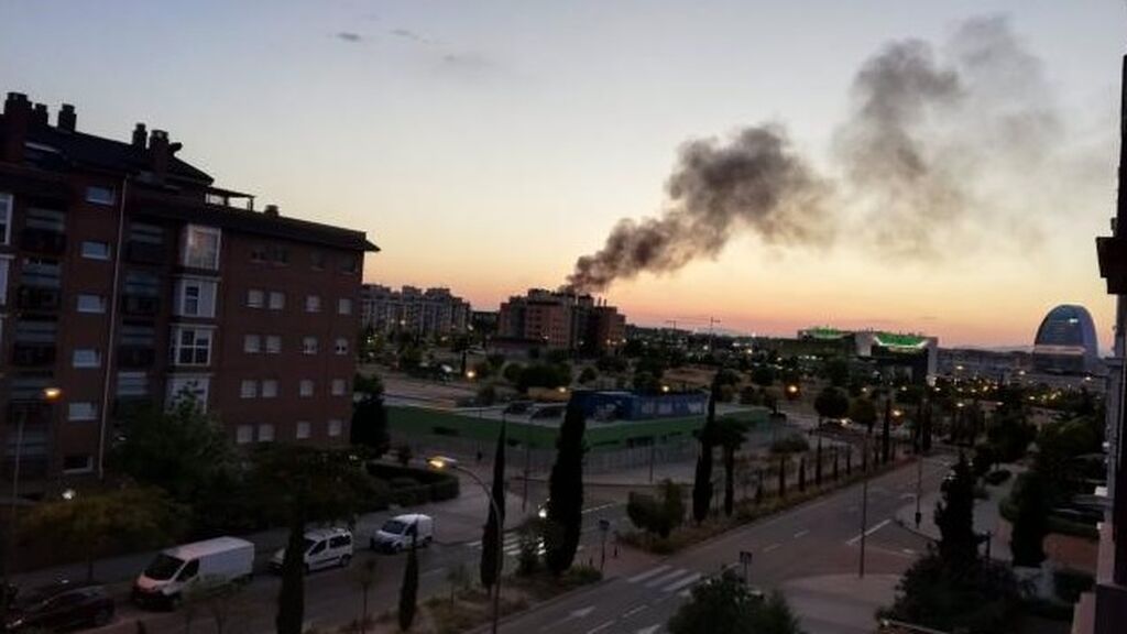 Una gran columna de humo alerta a los vecinos del madrileño distrito de Fuencarral