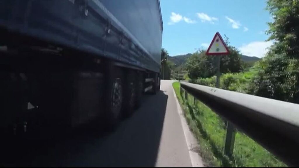 Sancionado el camionero que puso en peligro la vida de un ciclista en Asturias: "Pasé miedo de verdad"