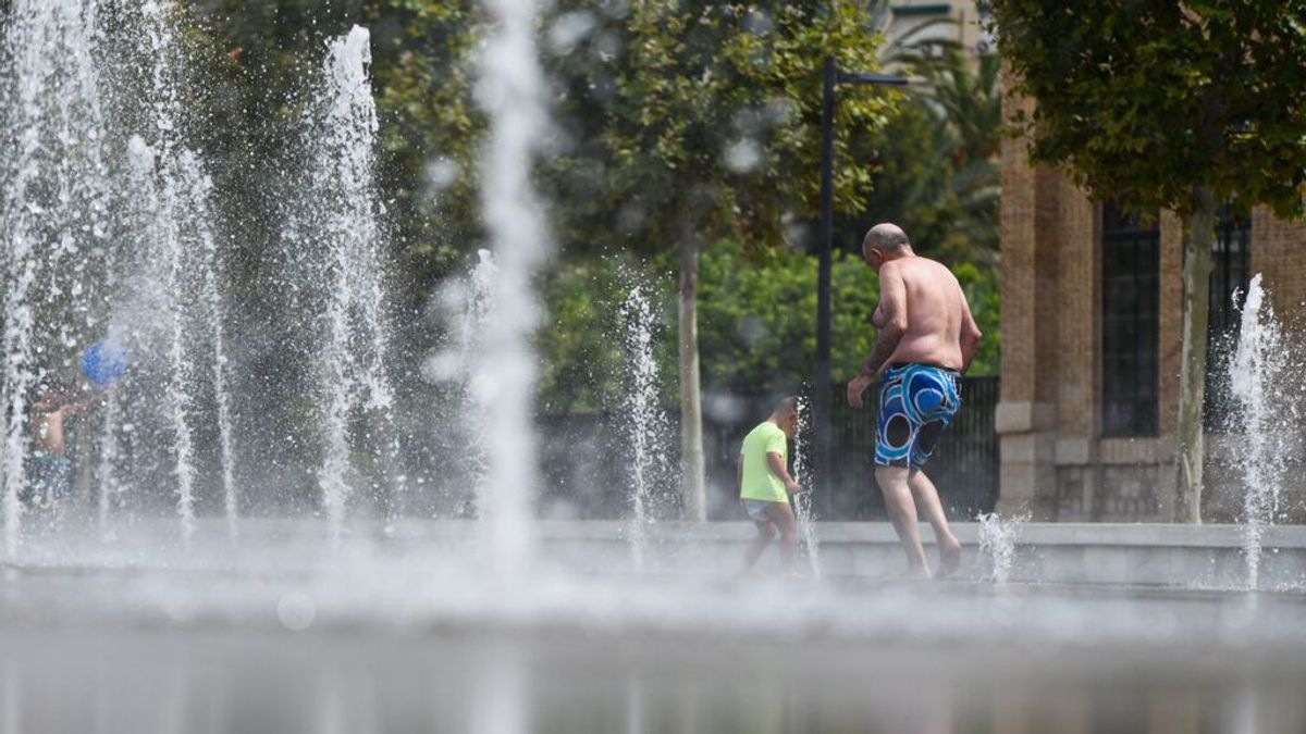 EuropaPress_3879340_dos_personas_refrescan_fuente_parc_central_12_agosto_2021_valencia EuropaPress_3879340_dos_personas_refrescan_fuente_parc_central_12_agosto_2021_valencia