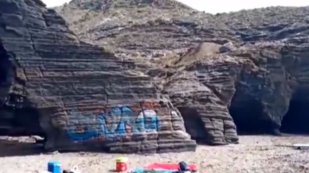Vandalismo con grafitis en Cala Cocón, Murcia