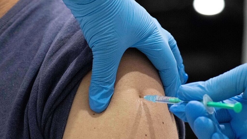 Una enfermera negacionista inyectó solución salina en vez de la vacuna contra el covid a miles de personas