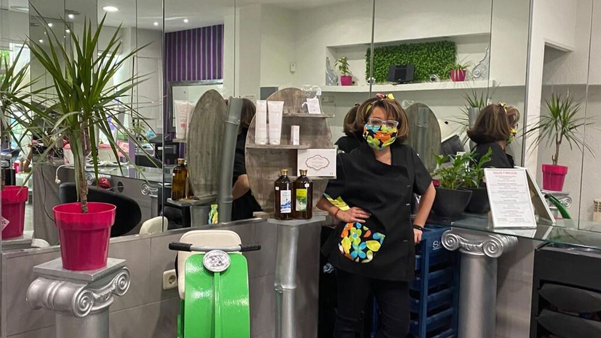 Gema González, peluquería Nueva Imagen: "Si la luz sigue así, o abro de noche o saco a las clientas al sol" Gema González, peluquería Nueva Imagen: "Si la luz sigue así, o abro de noche o saco a las clientas al sol"