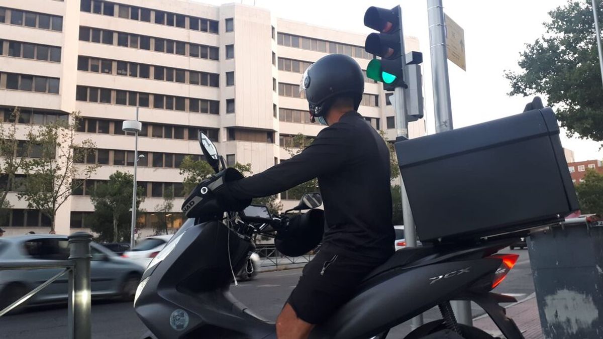 Primer día de la ley 'rider' y sigue habiendo "autónomos": "Si me pagan 1.600 euros entonces sí me hago asalariado" Primer día de la ley 'rider' y sigue habiendo "autónomos": "Si me pagan 1.600 euros entonces sí me hago asalariado"
