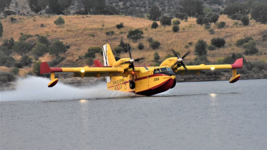 Así es el dispositivo de extinción de incendios forestales en España: helicópteros, aviones y mucha fuerza terrestre