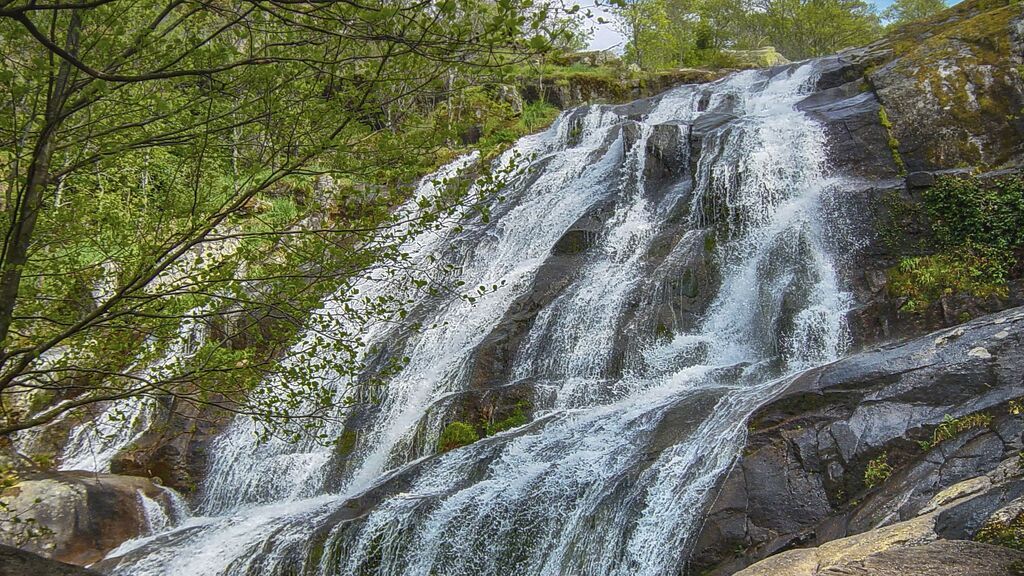 Hay vida más allá de la playa: cascadas en España para refrescarse en verano