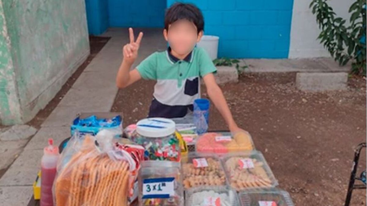 Un niño de 8 años vende golosinas para poder comprar su material escolar