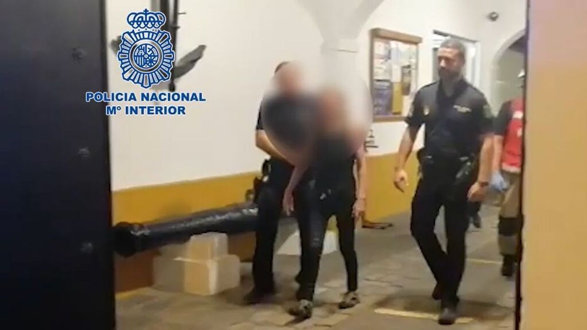 Policías de Sevilla salvan de noche a una mujer que se ahogaba en el río Guadalquivir Policías de Sevilla salvan de noche a una mujer que se ahogaba en el río Guadalquivir