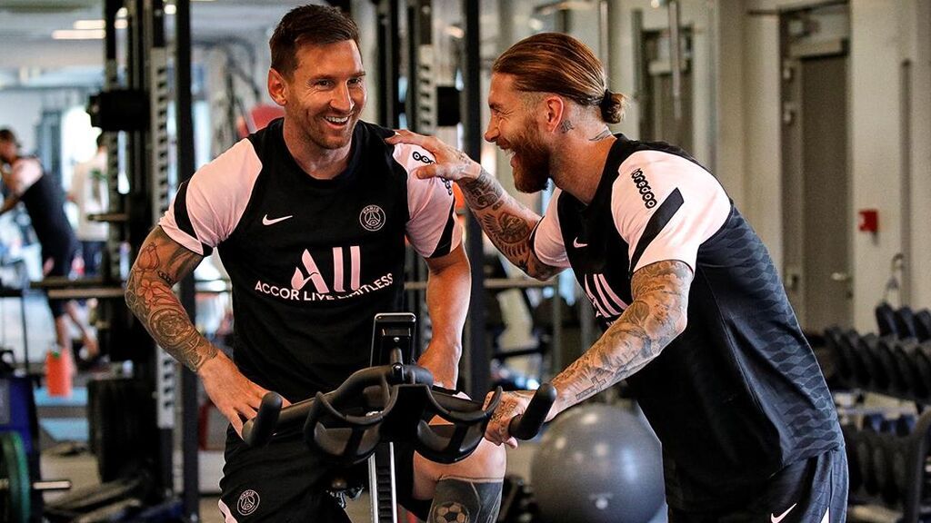 Messi y Ramos bromean en un entrenamiento.