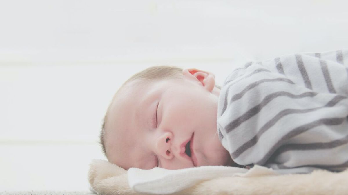 La mejor forma de arropar a un bebé recién nacido para dormir