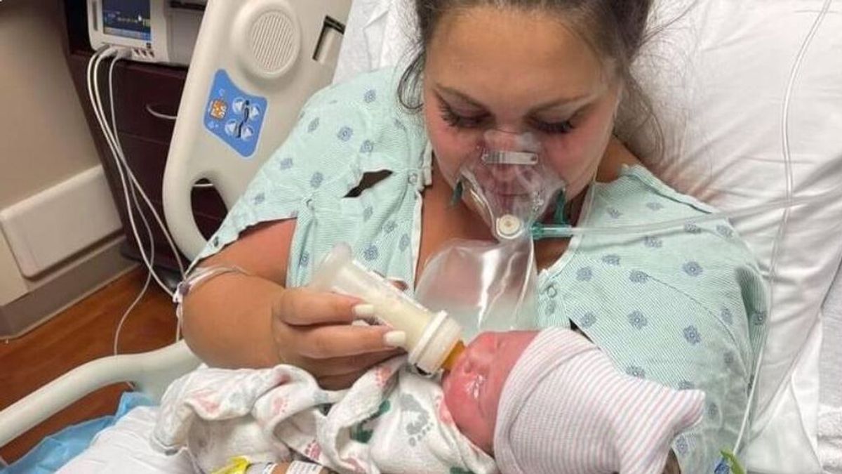 Muere una mujer de coronavirus tras dar a luz: solo pudo sostener a su bebé durante unos minutos