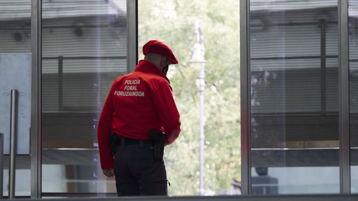 Muere una persona durante una actuación de la Policía Foral en un local de hostelería en Navarra Muere una persona durante una actuación de la Policía Foral en un local de hostelería en Navarra