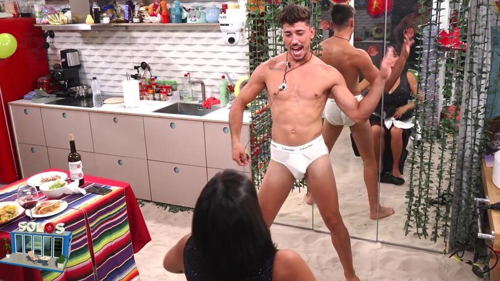 Iván Díaz se desnuda con un striptease
