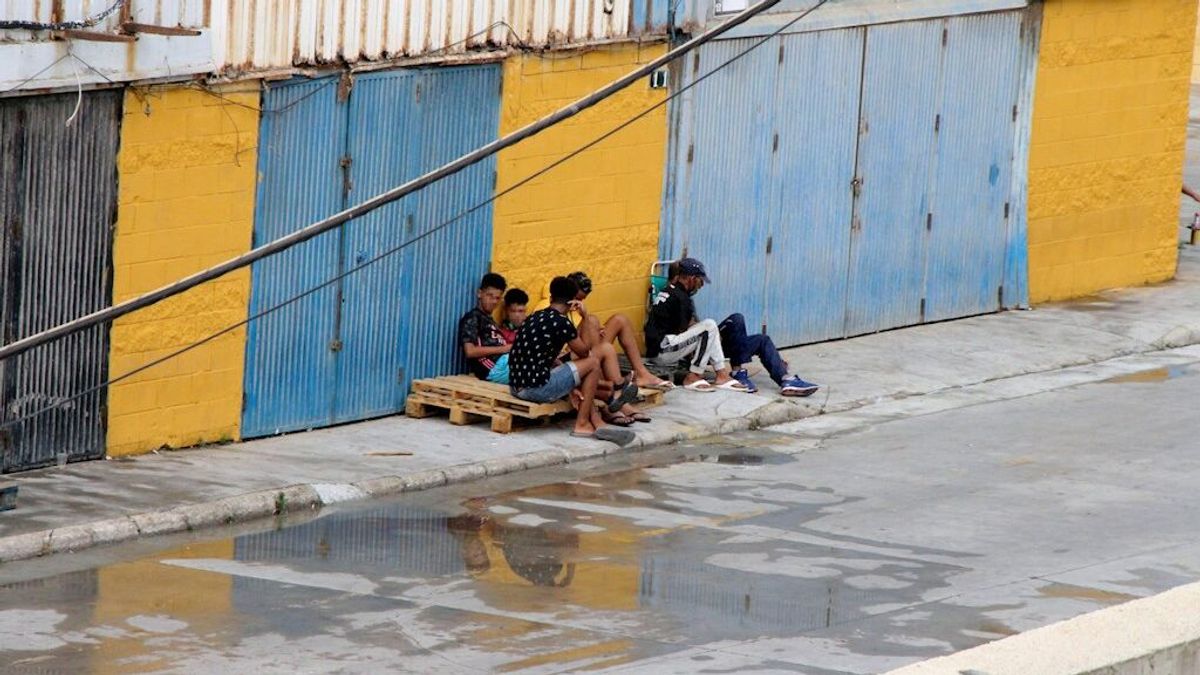 Medio centenar de menores se fugan de un polideportivo en Ceuta ante el temor de ser repatriados Medio centenar de menores se fugan de un polideportivo en Ceuta ante el temor de ser repatriados