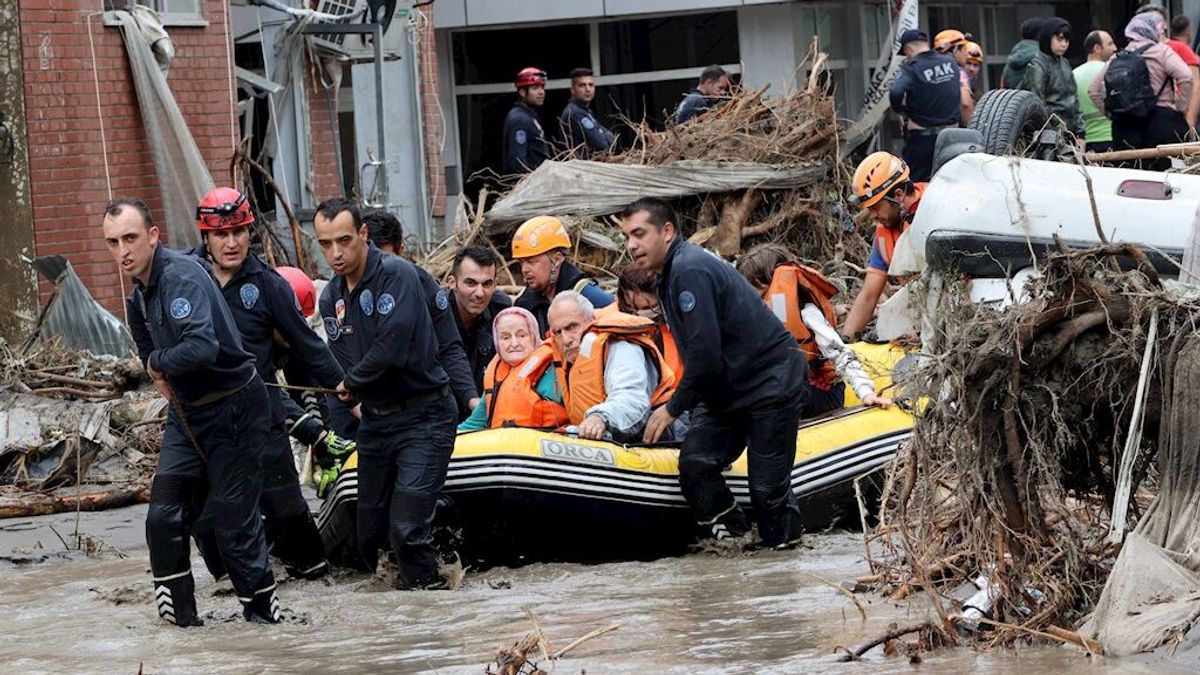 Aumenan a más de 50 los muertos por las inundaciones en el norte de Turquía