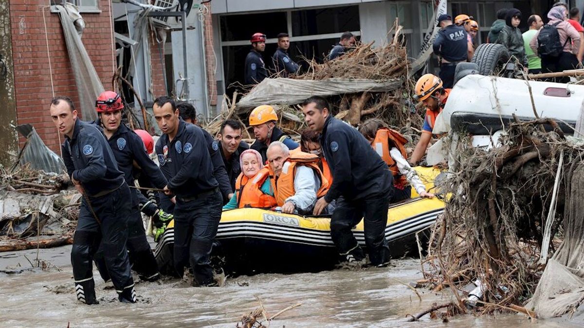 Aumenan a más de 50 los muertos por las inundaciones en el norte de Turquía Aumenan a más de 50 los muertos por las inundaciones en el norte de Turquía