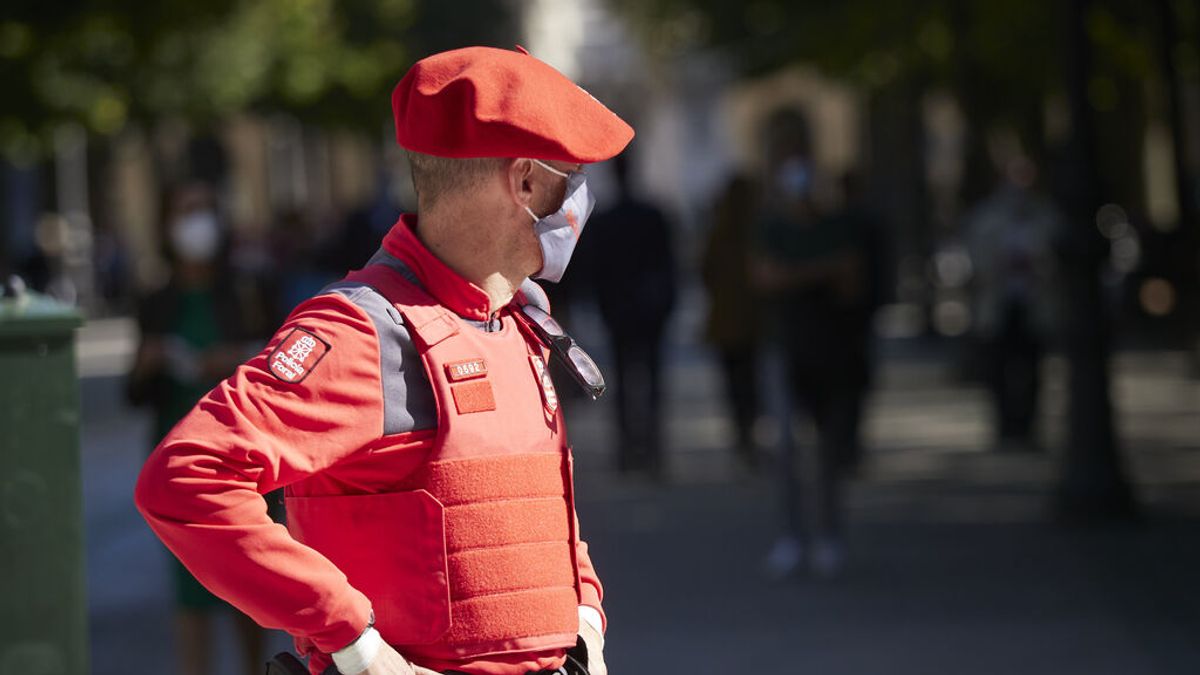 Detenido un hombre de 50 años tras agredir con unos 'nunchakus' a tres vecinos en Navarra Detenido un hombre de 50 años tras agredir con unos 'nunchakus' a tres vecinos en Navarra