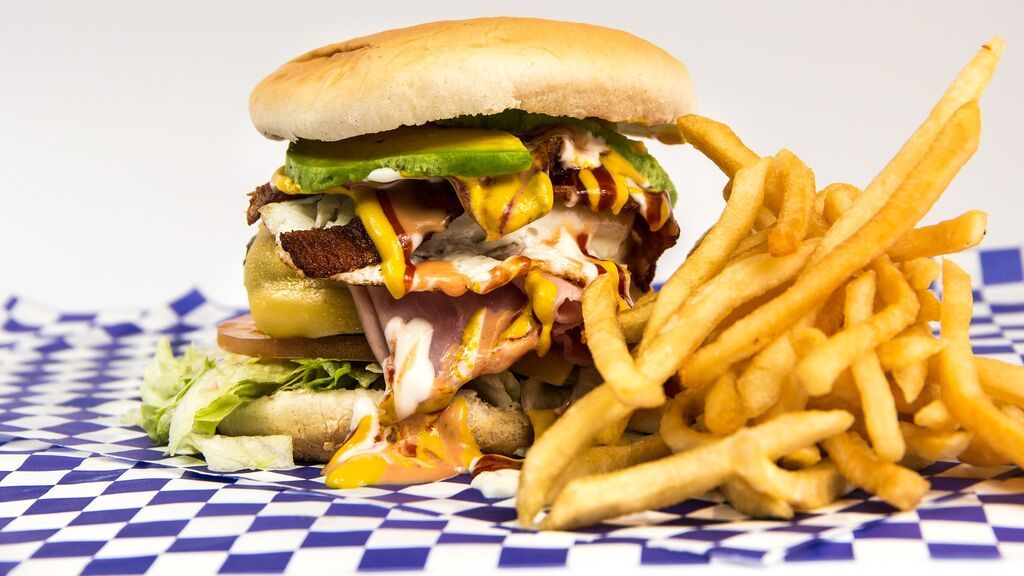 El arrepentimiento de una mujer tras comerse una hamburguesa triple que arruinó su vida