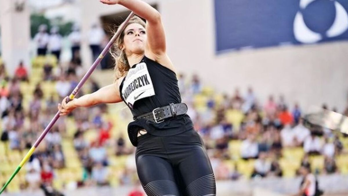 María Andrejczyk, deportista olímpica, vende su medalla para ayudar a un niño con problemas cardíacos