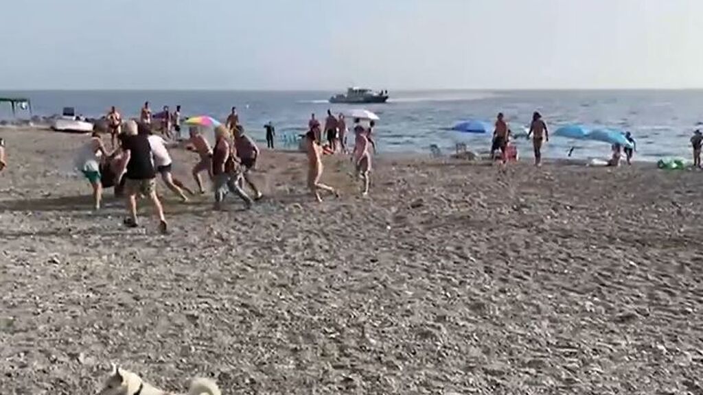 Los bañistas de una playa de Granada ayudan a detener a dos personas:  llevaban 700 kg hachís en una lancha