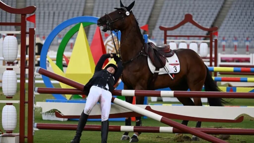 Descalifican a la entrenadora Kim Raisner por golpear al caballo 'Saint Boy' durante la final de Petatlón en Tokio 2020