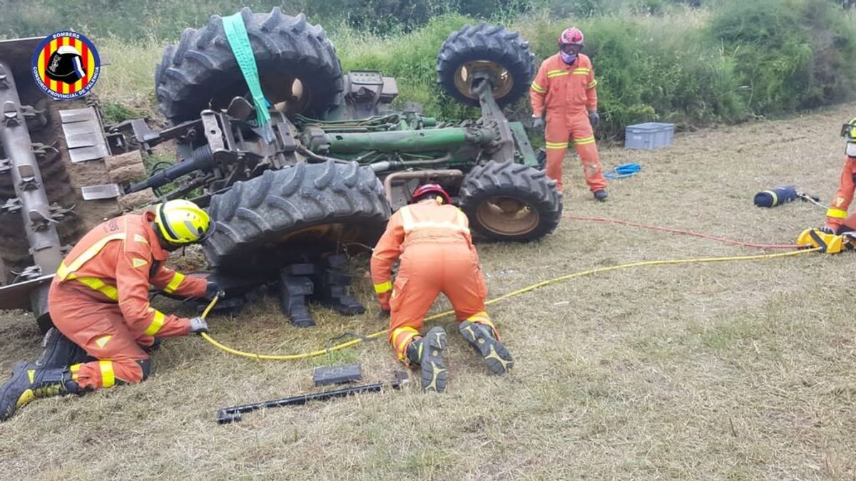 Muere un hombre al quedar atrapado debajo del tractor que manejaba en A Coruña Muere un hombre al quedar atrapado debajo del tractor que manejaba en A Coruña