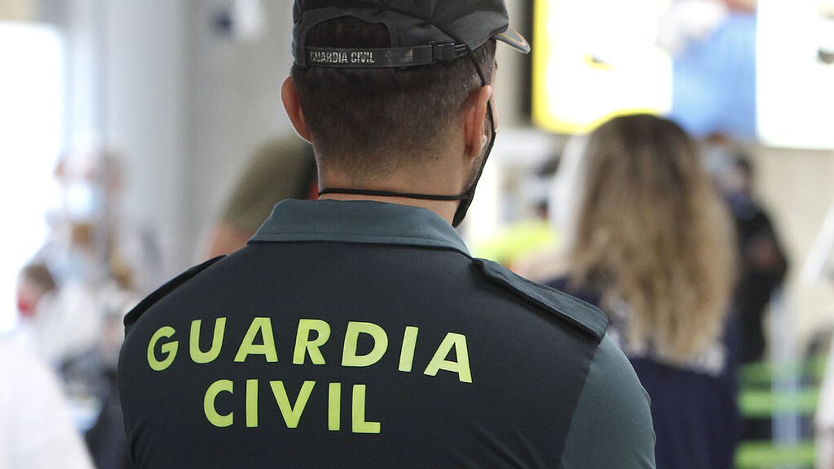 Guardia Civil con mascarilla Guardia Civil con mascarilla