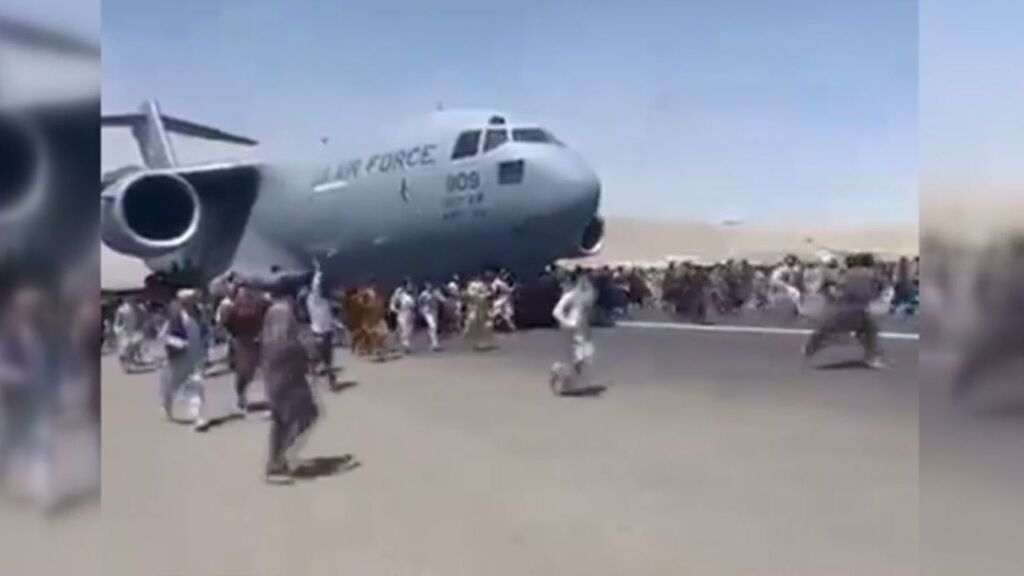 Ciudadanos afganos suben a un avión de EEUU en marcha en una desesperada y mortal huida de los talibanes