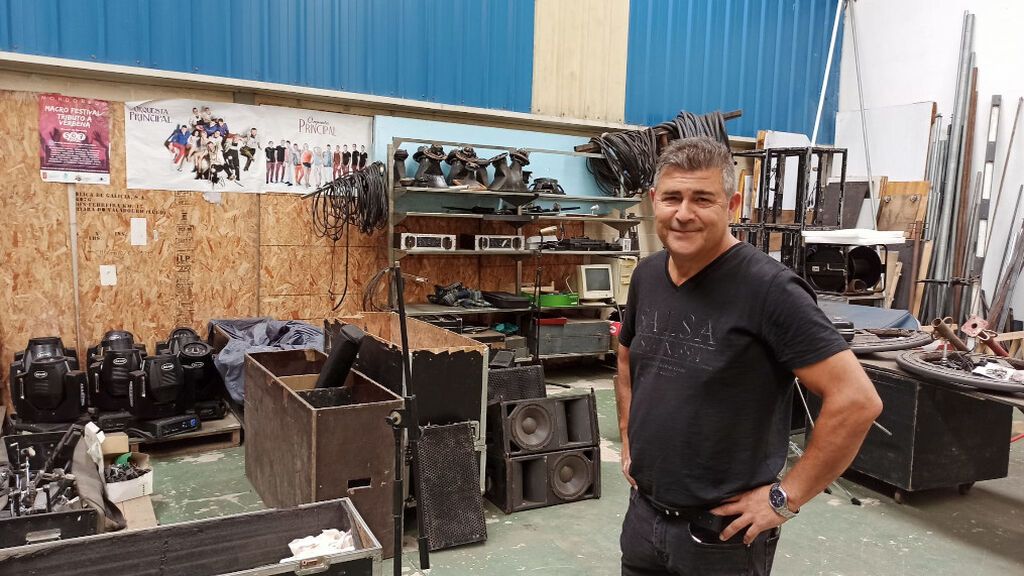 Manuel, en la nave donde tiene almacenado todo el material de la orquesta.